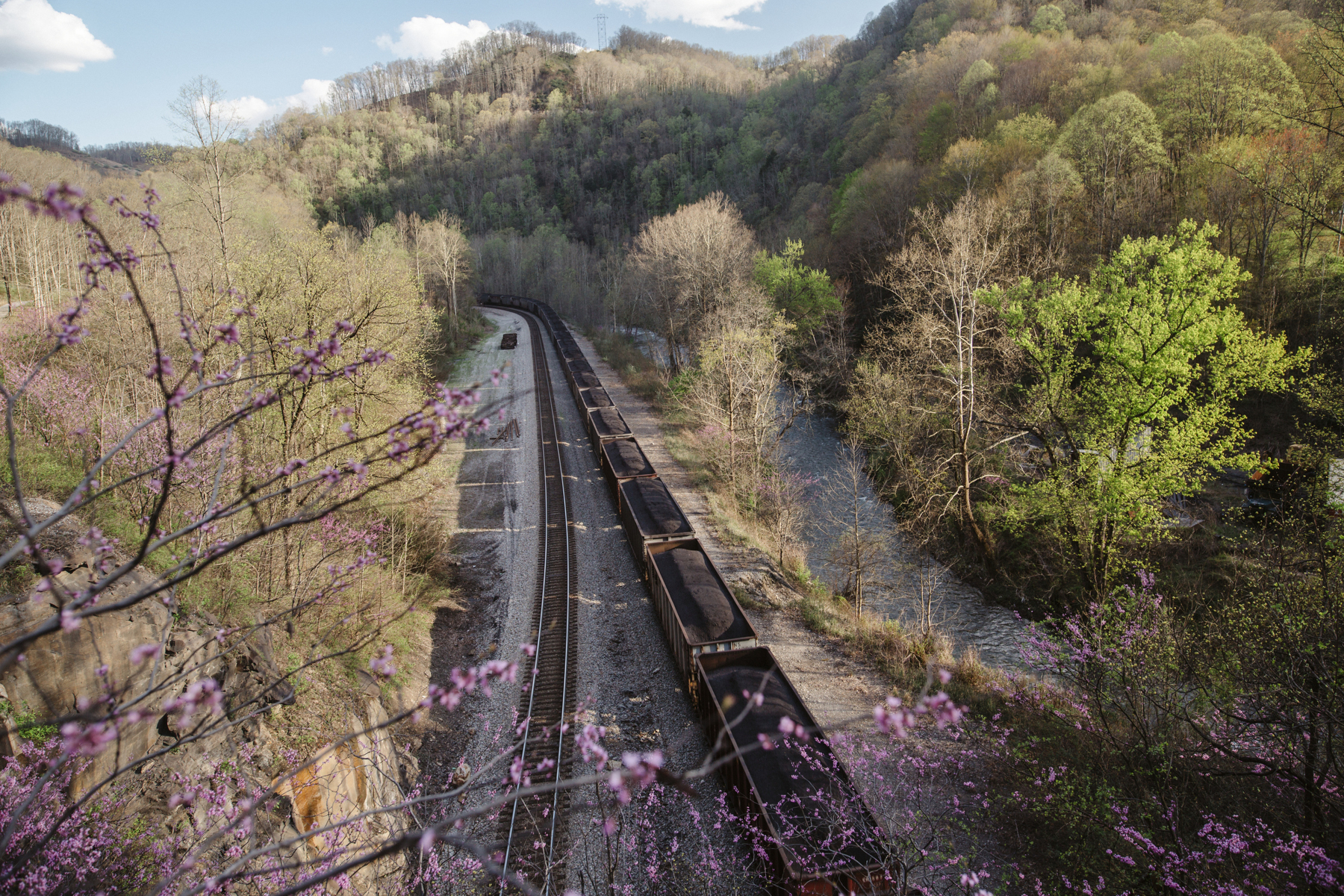 Hiilijuna halkoo maisemaa Länsi-Virginian Superiorissa, huhtikuussa 2018.