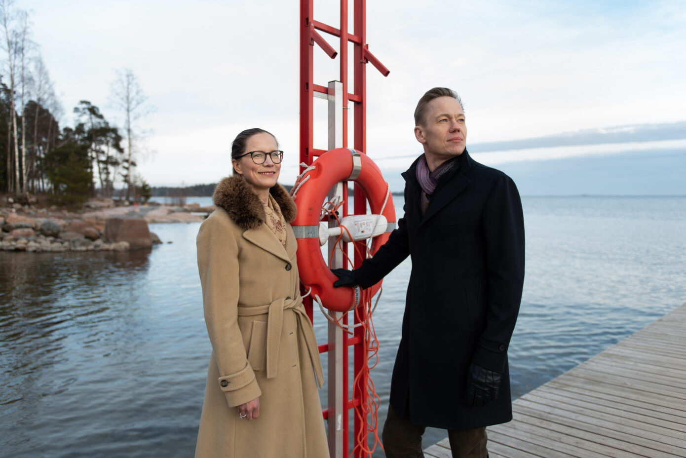 Pertti Lassila ja Niina Bergring, pelastusrengas ja meri taustalla