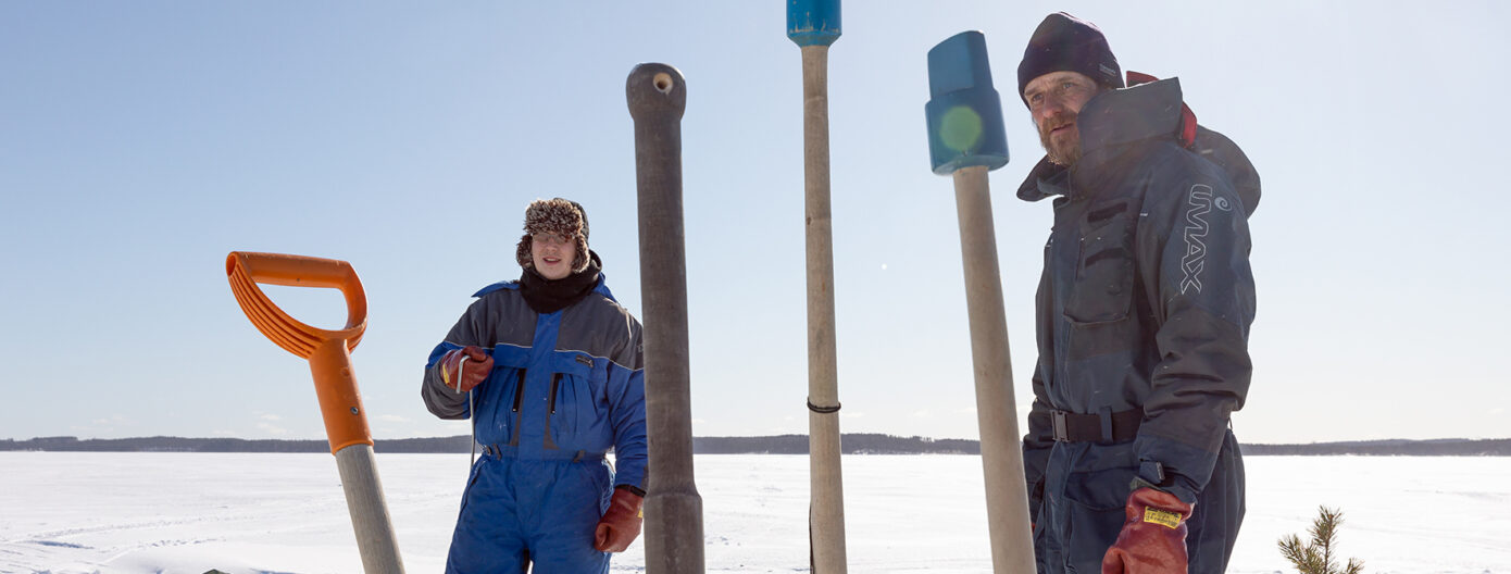 Ari Parviainen ja Lauri Hämäläinen seisovat talvisessa maisemassa lapioiden kera