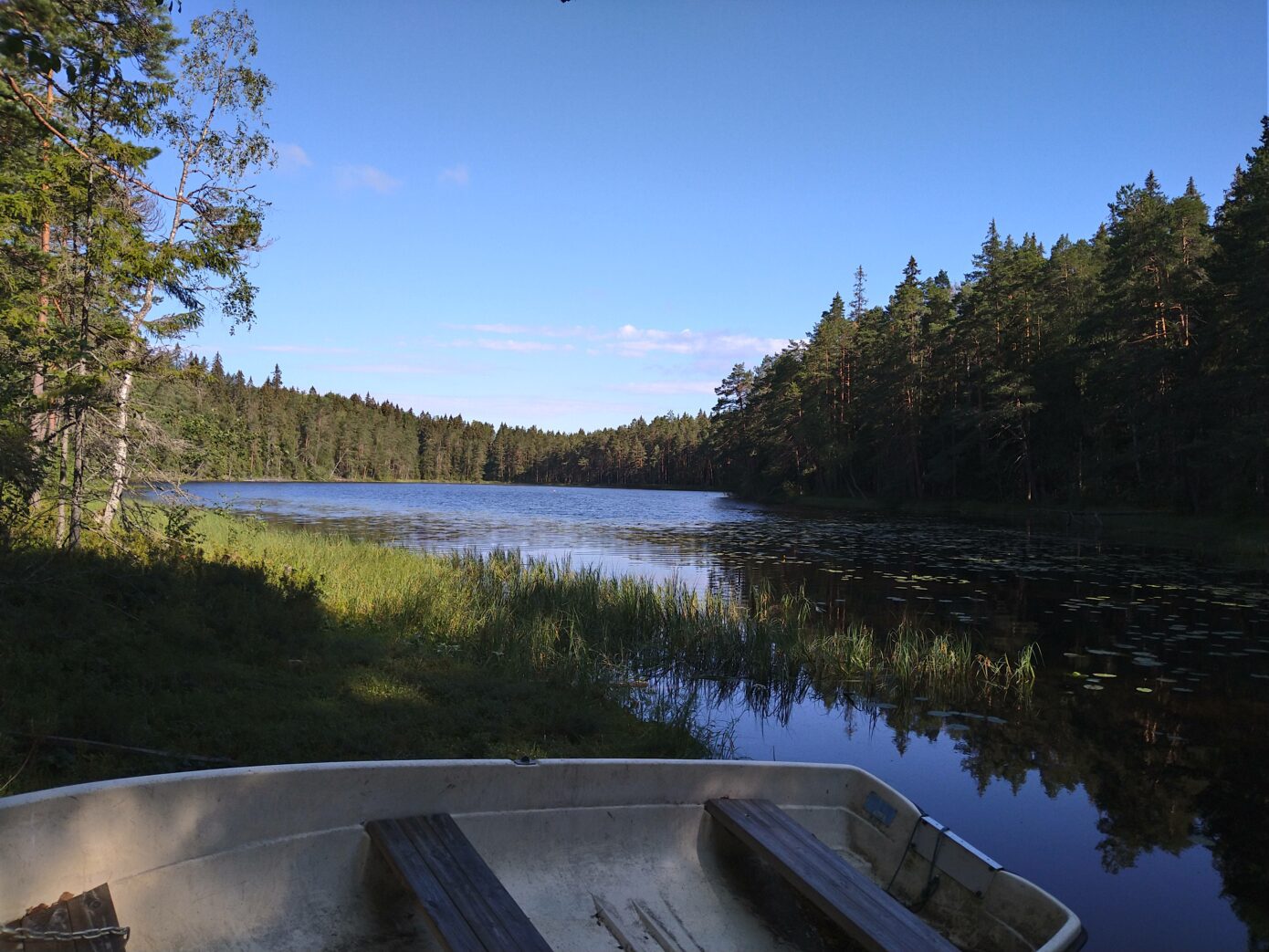 Suomen kesä, soutuvene ja taustalla järvi.